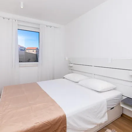 Apartment Postira 4 U